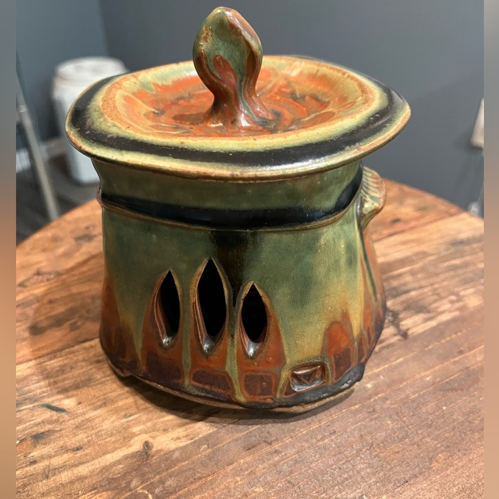 DAVID VOLL GARLIC KEEPER. RUST AND GREEN GLAZE.
